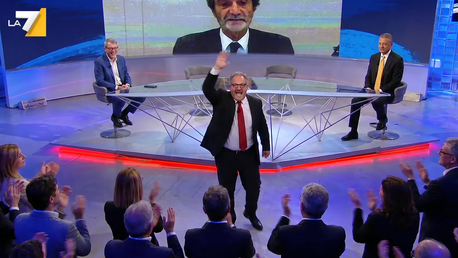 Lo studio in piedi e il conduttore che prova a riportare la calma