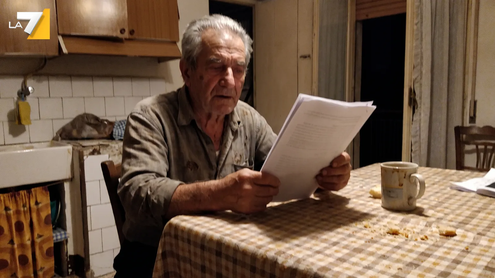 Renato F. nella sua cucina a Bari con la stampa dell'estratto